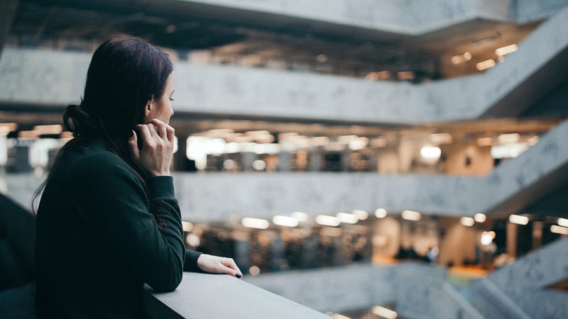 meisje kijkt uit op binnenplaats flatgebouw