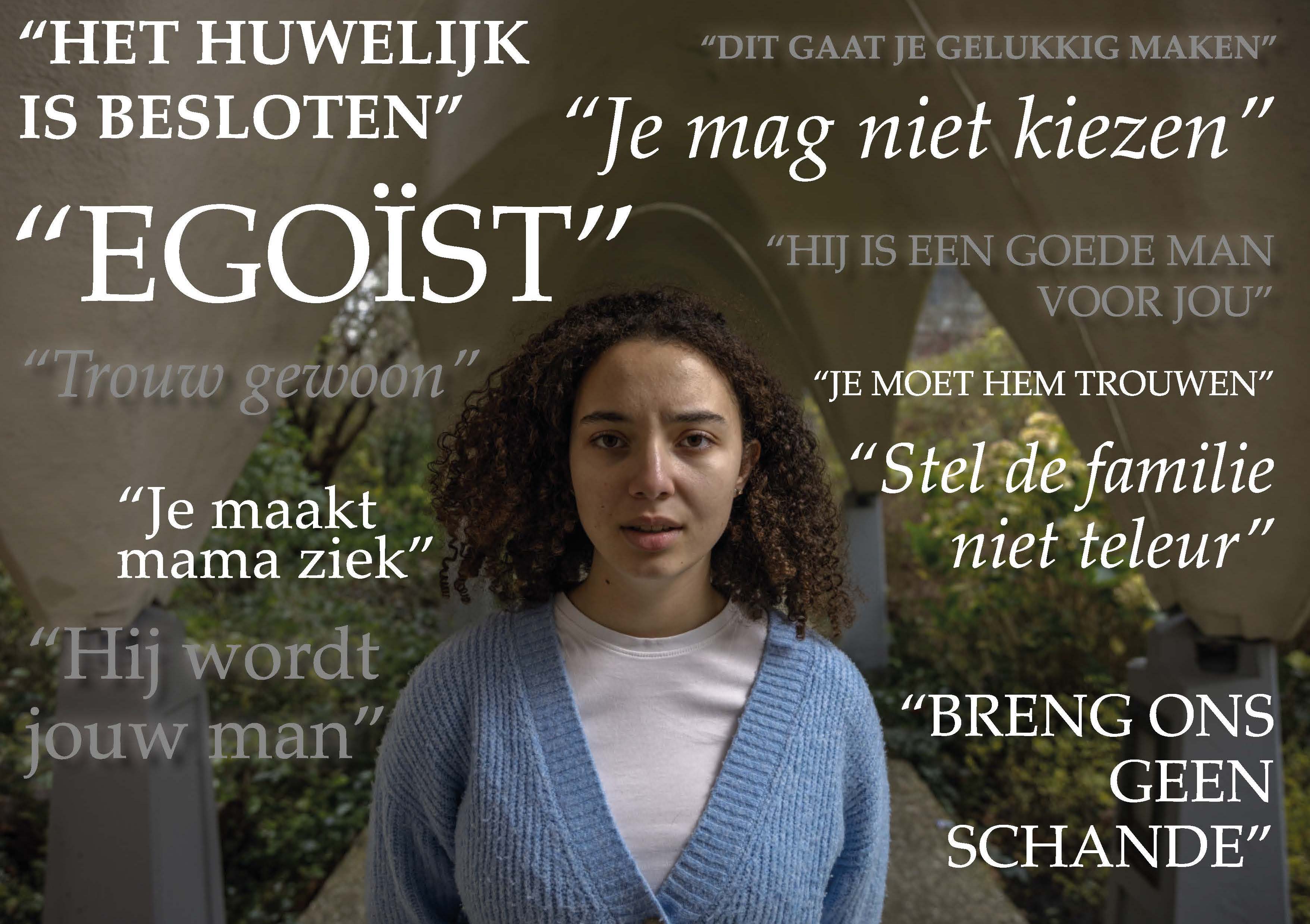 jonge vrouw met blauw vest staat in woordenwolk