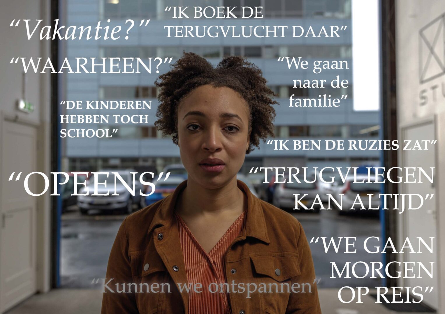 vrouw met bruine jas kijkt recht in camera met woordenwolk om zich heen