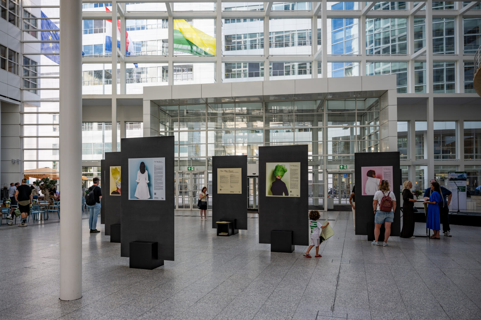 10 portretten opgesteld in het atrium